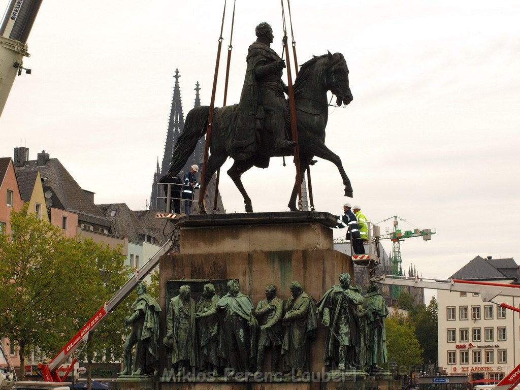 Reiterdenkmal kehrt zurueck auf dem Heumarkt P76.JPG